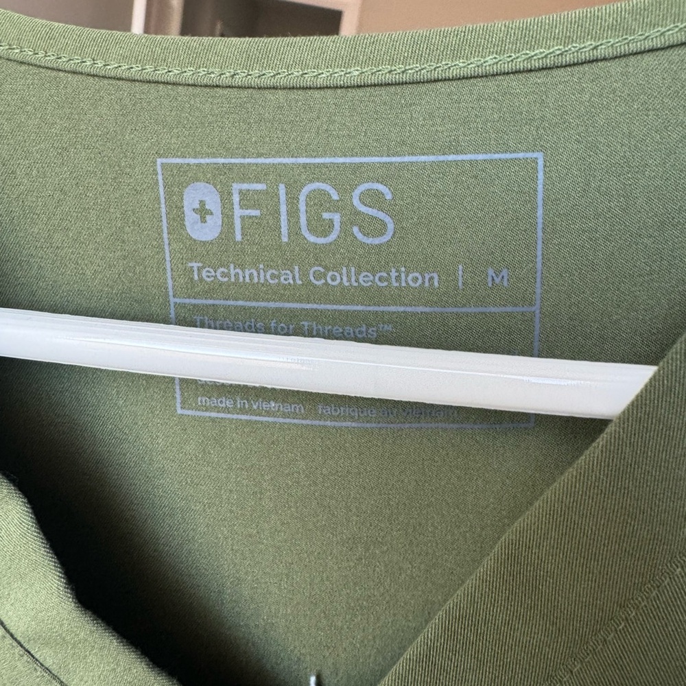 FIGS green Catarina scrub top - Picture 2 of 2